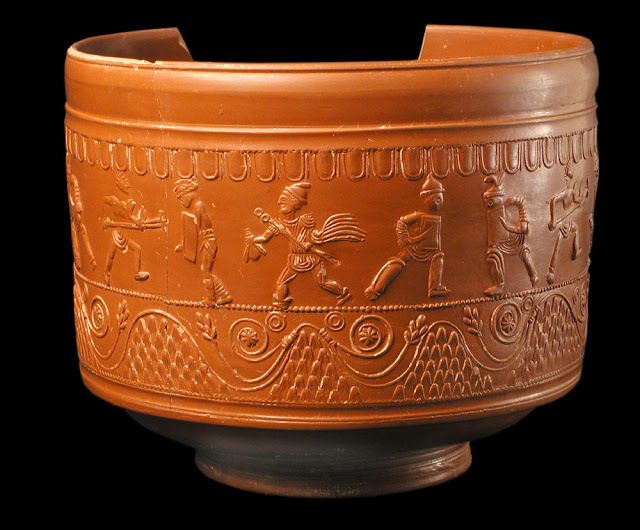 0370recipiente-de-terra-sigillata-galica-con-escenas-de-gladiadoresbelchitezaragoza30-50-d-c